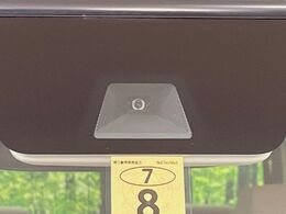 【ホンダセンシング】走行中に前方の車両等を認識し、衝突しそうな時は警報とブレーキで衝突回避と被害軽減をアシスト。より安全にドライブをお楽しみいただけます。