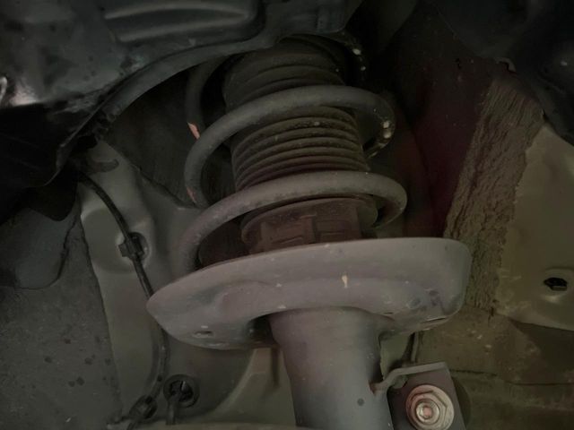 お車を安心してお乗りいただく為には、足回りの定期点検が欠かせません。サービスサポート（有償保証）では無料点検もご提供しており、安心のカーライフをお過ごしいただけるサポート体制が整っています。