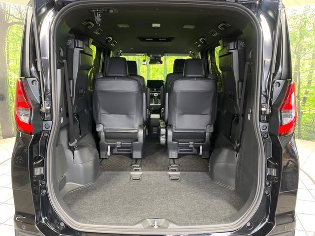 後席を格納すると、これだけの広さが！シーンに合わせたシートアレンジで、大きな荷物も積むことが出来ます♪
