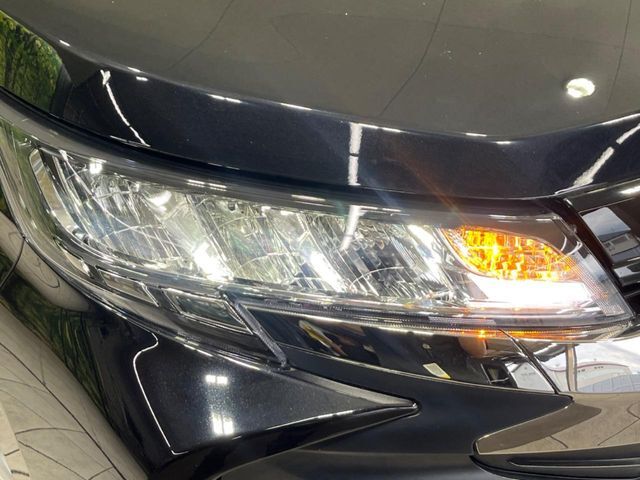 【LEDヘッドライト】悪天候や夜間走行時も良好な視界を確保し安心して運転できる高輝度LEDヘッドライトを装備！点灯速度が早く、消費電力も抑えられています。