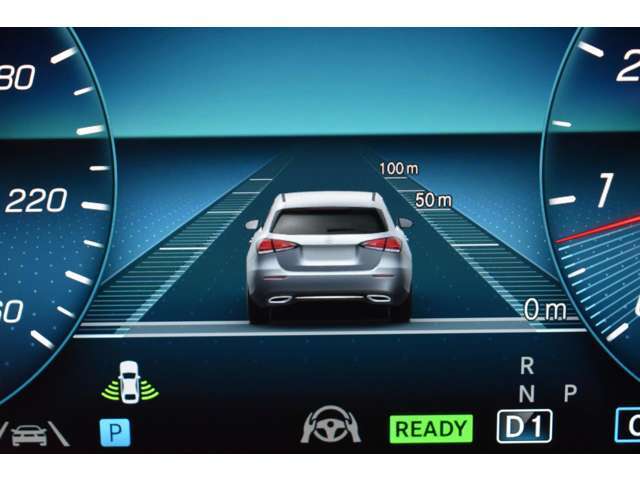 ステアリングアシスト付ディストロニック。レーダーとステレオカメラによって先行車を認識し速度に応じ車間を維持します。車線のカーブと先行車両を認識し、車間を維持しながらステアリング操作をアシストします。