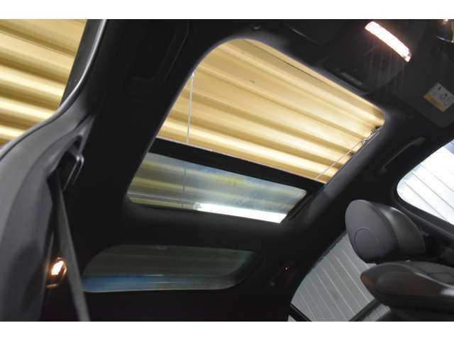 人気のオプション装備！広大なガラス面積を誇る、パノラマガラススライディングルーフ装備！前席側は全開も可能です。