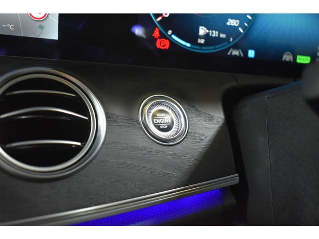 キーレスゴー搭載！キーを携帯しているだけで、ドアハンドル部分でドアロックの開閉ができ、プッシュボタンにてエンジンの始動が可能（スマートエントリ―＆スタートシステム）