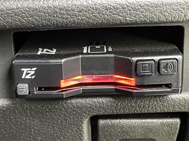 【ETC】有料道路を利用する際に料金所で停止することなく通過できる、ETC車載器（ノンストップ自動料金収受システム機器）が装備されています。セットアップを行うことで利用可能になります。