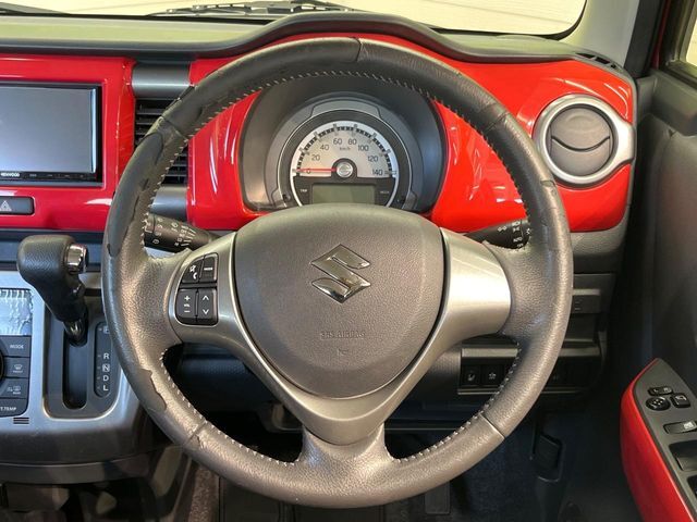 【ステアリングスイッチ】運転中、前方から目線をそらすことなく、オーディオ等の操作が可能な便利機能！安心＆快適なドライブを演出してくれます♪
