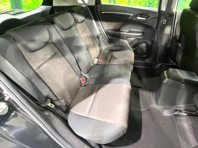 コンパクトカーですが、セカンドシートは十分な広さがあり快適にお乗りいただけます♪シートを倒して大きな荷物を積んだりと、用途の幅が広い1台です。