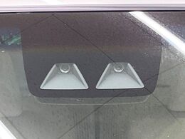 【スマートアシスト】走行中に前方の車両等を認識し、衝突しそうな時は警報とブレーキで衝突回避と被害軽減をアシスト。より安全にドライブをお楽しみいただけます。