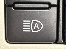 【アダプティブハイビーム】遠くまで明るく照らすハイビームを先行車や対向車に照射しない様、自動で調整！毎回手動で切り替える必要がなく、夜間走行時のストレスも軽減。安全性向上にも寄与します。