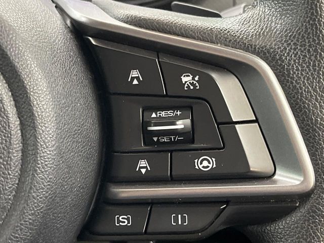 【全車速追従機能付クルーズコントロール】高速道路での長距離走行が楽に！！自動で速度を保つクルーズコントロールが、衝突軽減システムと連携し、前方の車両を感知して車間を保つように速度調節してくれます！！