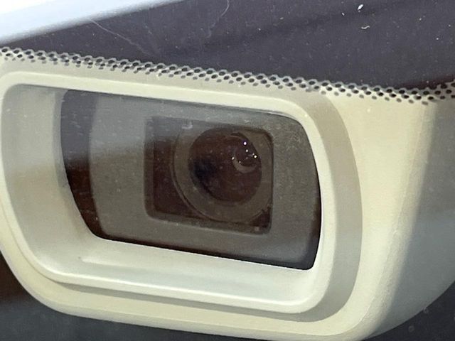 【アイサイトVer3】前方の車両等を検知し、衝突しそうな時は警報で注意を促し、ブレーキを踏む力をサポート。ブレーキを踏めなかった場合は衝突被害軽減ブレーキが作動、衝突回避をサポートします。
