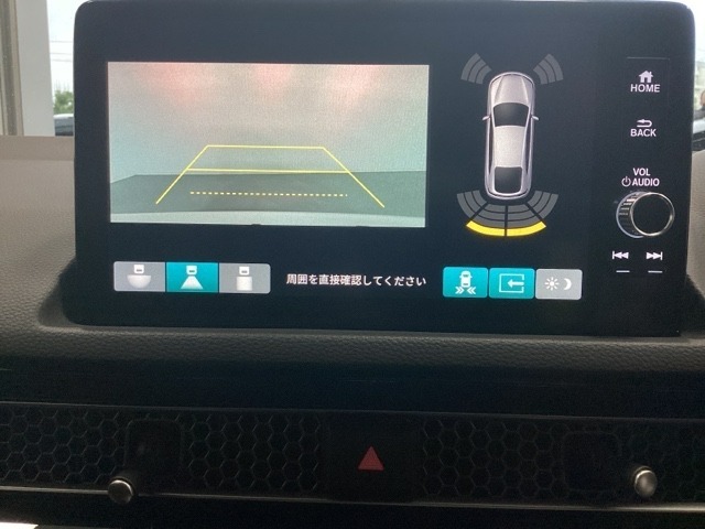 バックでの車庫入れも安心です！　リアカメラが付いているバックモニター付のナビを装備しております。バンパーについているソナーや、操作線もついており距離感も画面から確認できます。
