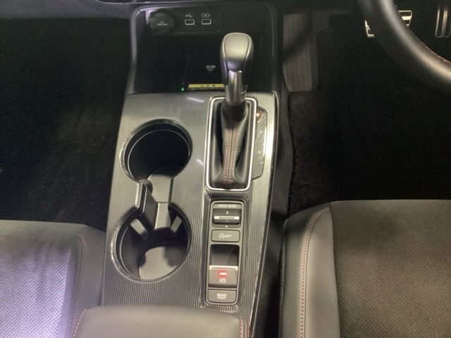 CVT車のセレクトレバーです。低速から高速まで、変速ショックのないスムーズな走りと、エンジン効率のよい領域を維持して燃費にも貢献します。サイドブレーキはスイッチ操作の電子制御パーキングブレーキです。