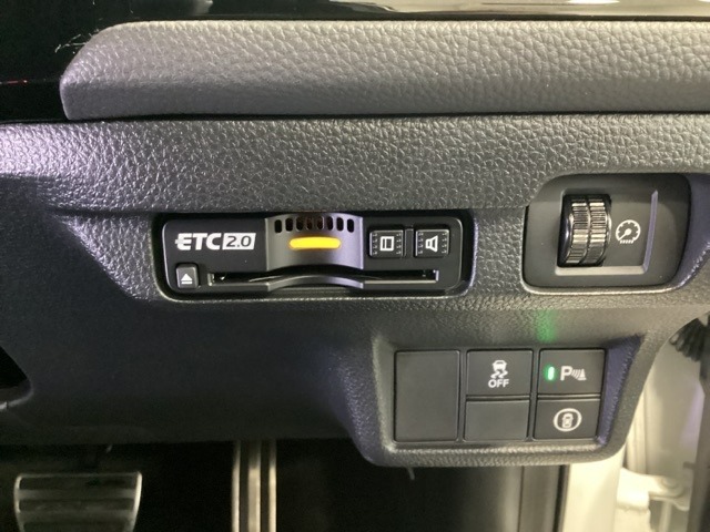 ハンドルの右下にETC2.0がついています。高速道路の料金所の通過も楽々です！。　カードの取り出しもしやすい場所についています。