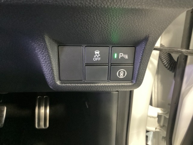 Hondaセンシング用のVSA（ABS＋TCS＋横滑り抑制）解除のメインスイッチなどはハンドルの右側に装備しています。