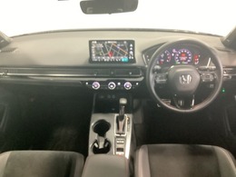 車内は光触媒抗菌消臭施工済です。インパネ周りはスタイリッシュなデザインで機能や装備も充実しています。グローブボックスやカップホルダーのほかにトレーなどたくさんの収納スペースが付いています。
