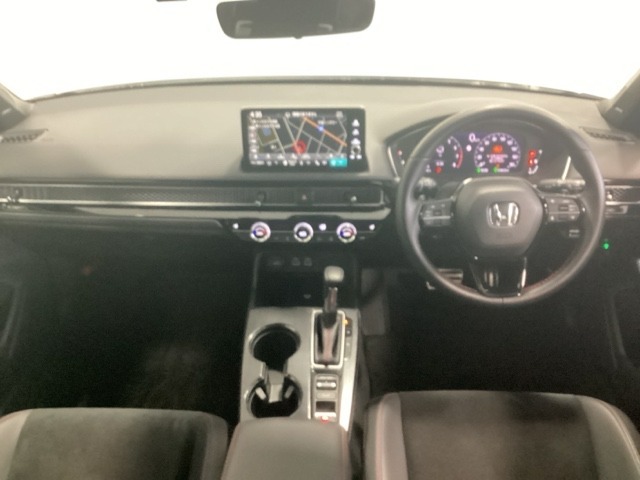 車内は光触媒抗菌消臭施工済です。インパネ周りはスタイリッシュなデザインで機能や装備も充実しています。グローブボックスやカップホルダーのほかにトレーなどたくさんの収納スペースが付いています。