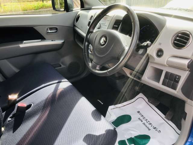運転席の写真でございます。シート破れ無しです！奇麗です！
