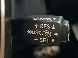 【レーダークルーズコントロール】高速道路での長距離走行が楽に！！自動で速度を保つクルーズコントロールが、衝突軽減システムと連携し、前方の車両を感知して車間を保つように速度調節してくれます！！