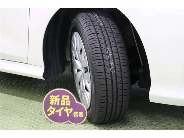 タイヤサイズ　185/60R15。タイヤ4本【新品】に交換してあります。スッキリとしたデザインのホイールキャップを装着しています。