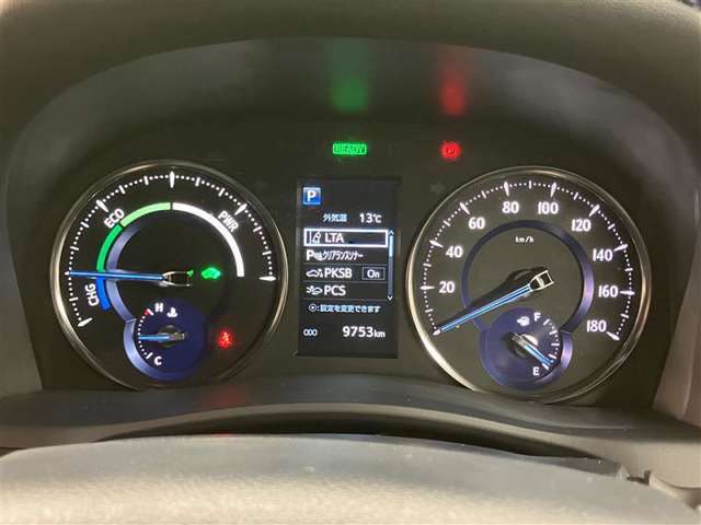 目に優しいオプティトロンメーター。中心のマルチインフォメーションディスプレイは車のさまざまな情報を表示致します。