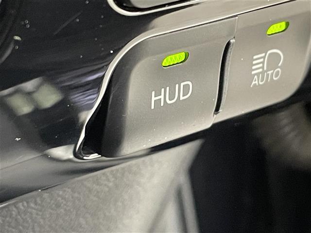 【ヘッドアップディスプレイ（HUD）】フロントウインドウガラスに走行情報を投影します。運転中の目線と重なるように表示されるので、少ない視線移動で速度が確認できるので、 ドライビングに集中できます！