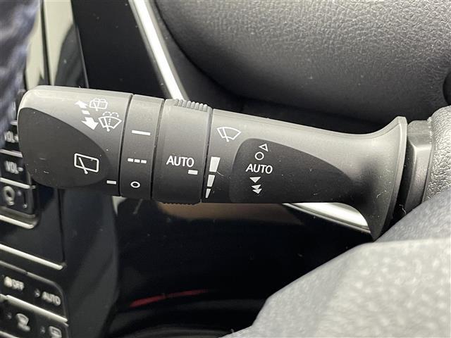 【オートワイパー（AUTO）】雨が降り出した時に、雨滴検出用センサー（レインセンサー）が雨滴を感知すると、自動でワイパーが動作します。