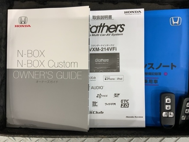 スマートキーは鍵をバッグに入れたままでもドアロックの開閉やエンジンのON・OFFができます。夜間や雨の日も鍵を探さなくて良いので便利です。