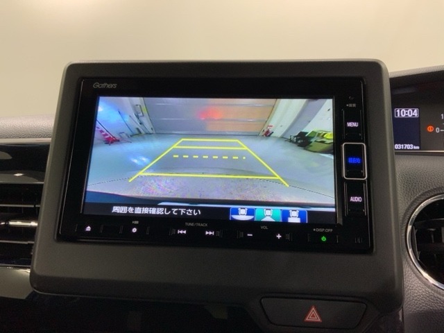 リバースギアに入れるだけで後方の表示へ切り替わります。夜間や雨の日の駐車も楽になりますよ。