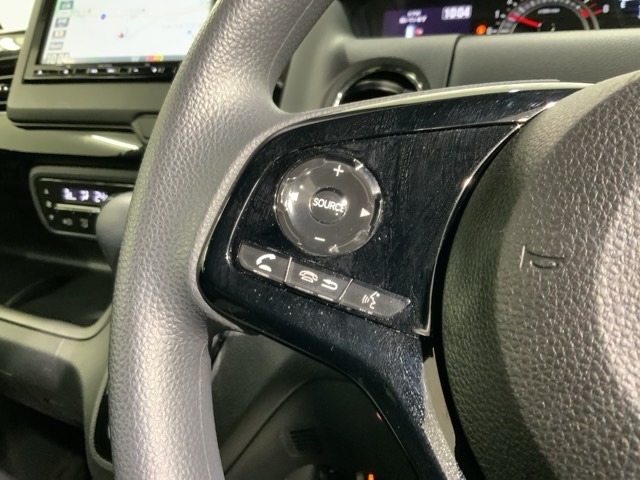 ステアリングにオーディオ操作スイッチが付いています。オーディオ画面に直接タッチしなくても操作が出来ますので、運転に集中できます。