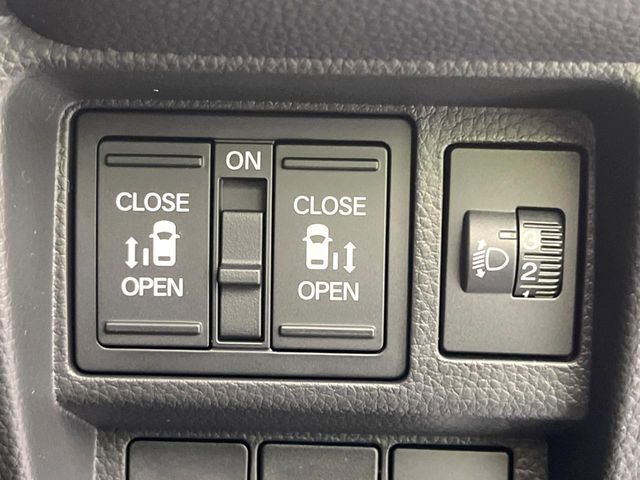 【両側パワースライドドア】スマートキーや運転席のスイッチで後席両側スライドドアの開閉が可能♪電動だから力を入れてドアを開ける必要が無く、小さなお子様でも簡単に開け閉めでき快適です♪