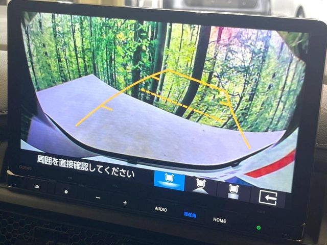 【バックカメラ】駐車時に後方がリアルタイム映像で確認できます。大型商業施設や立体駐車場での駐車時や、夜間のバック時に大活躍！運転スキルに関わらず、今や必須となった装備のひとつです！