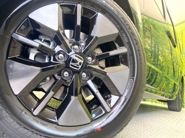 【純正16インチアルミホイール】純正オプションホイールを装着。走行性能の向上に加え、外観もよりスタイリッシュになっています。