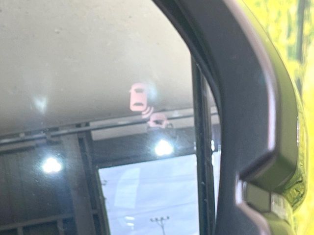 【ブラインドスポットインフォメーション】走行中、ドアミラーの死角になりやすい箇所に後続車が接近するとサイドミラー付近に警告を表示、ドライバーに注意喚起をしてくれます。