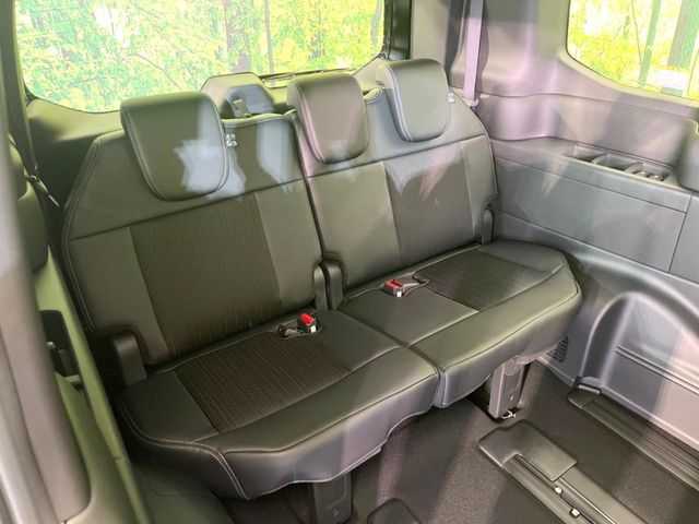 床下収納式のサードシートです。座席部分をコンパクトに収納でき、広大な荷室スペースとしてお使いいただけます！乗車人数や荷物の量など利用シーンに合わせて3列目を有効活用でき、とっても便利♪