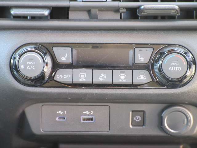 オートエアコンと前席ヒーターシートスイッチ、USB電源ソケット