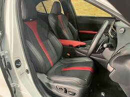 【レザーシート】ならではの高級感あふれる内装がこたわりのアイテム。見た目の高級感とより上質な座り心地をお楽しみください。