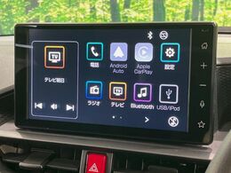 【ディスプレイオーディオ】視認性が高いディスプレイ付きオーディオを装備♪操作性も良好で直感的なソース選択が可能です。バックカメラを接続すれば後退時のカメラ画像もチェックでき便利！