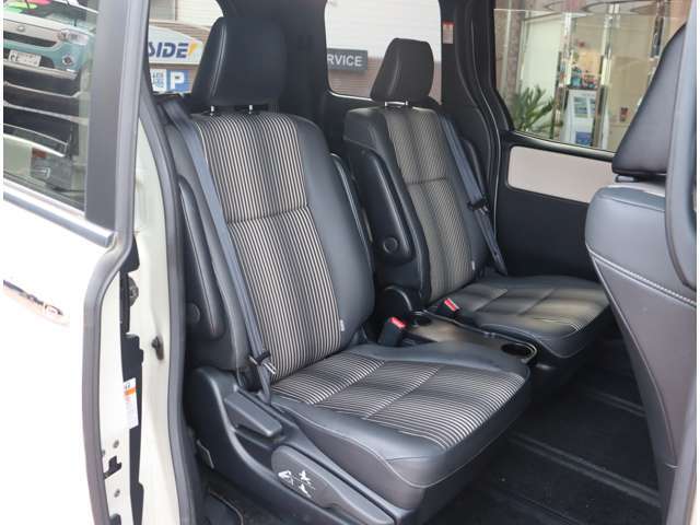 お車選びをお楽しみ頂けるよう、在庫車の展示スペースを十分に確保しております。