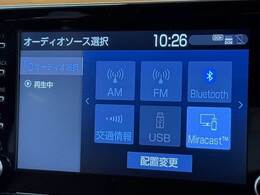 【純正ディスプレイオーディオ】FM・AMラジオやブルートゥース接続など多彩な機能を併せ持っており、インパネ周りがすっきりしてますね！追加オプションでナビ機能やフルセグTV、DVD再生なども可能です。