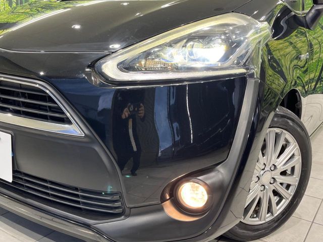 【LEDヘッドライト】悪天候や夜間走行時も良好な視界を確保し安心して運転できる高輝度LEDヘッドライトを装備！点灯速度が早く、消費電力も抑えられています。