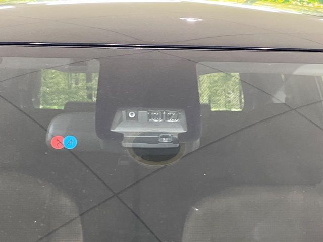 【トヨタセーフティセンス】走行中に前方の車両等を認識し、衝突しそうな時は警報とブレーキで衝突回避と被害軽減をアシスト。より安全にドライブをお楽しみいただけます。
