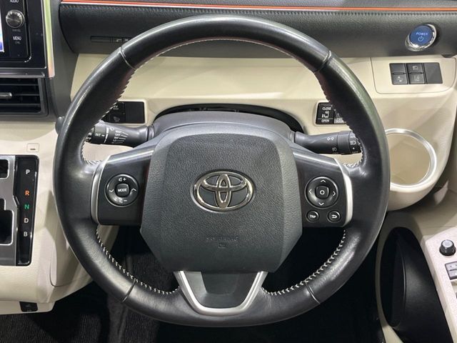 【純正革巻きステアリング】上質な革を使用することで、手にしっかり馴染みとても運転しやすいハンドルです♪