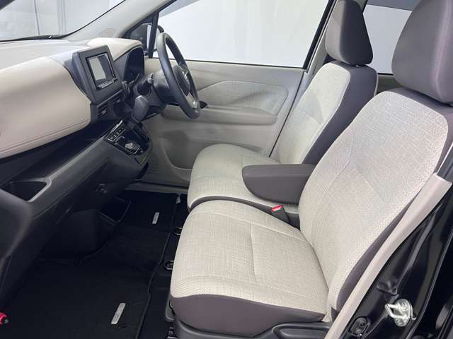 【ベンチシート】運転席と助手席の間にカバンを置いたり、肘掛けをおろしたり様々なシーンに合わせてお使いいただけます♪