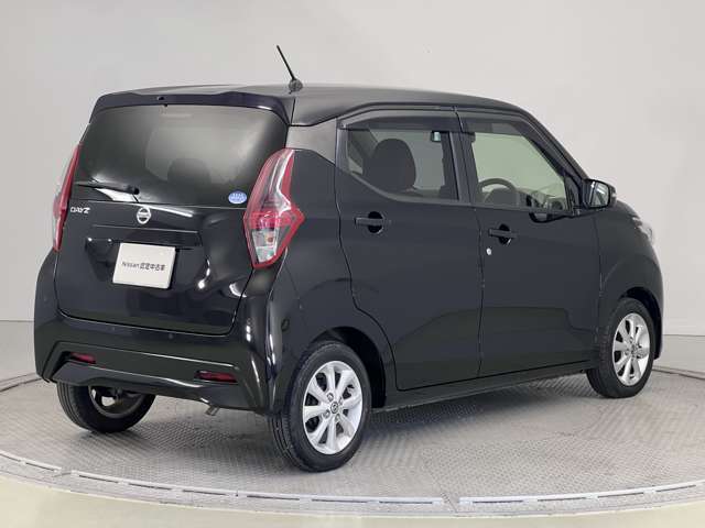 当社からご成約の中古車は前面撥水ウインドゥ施工して納車致します。独自コーティング技術と専用撥水ワイパーで高い撥水効果を持続します。処理した後は雨粒が水玉となってはじけ飛び、良好な視界を確保できます。