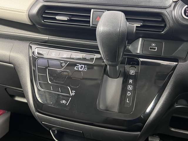 オートエアコンで快適な車内温度で過ごすことができます。