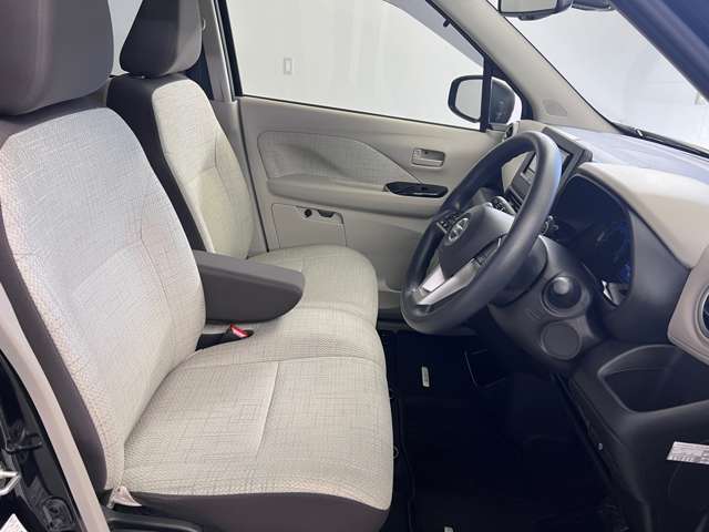 運転席も広くゆとりのある室内です