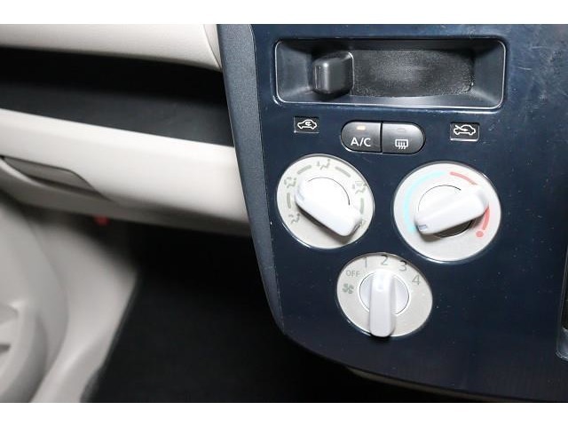 使いやすいレイアウトのエアコンスイッチです。　操作もしやすく、車内の温度が快適に保てます。