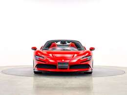 ボディカラーはRosso Corsa,Neroのツートンボディカラー