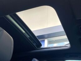 ●サンルーフ：開放感たっぷりの希少装備、サンルーフが装着されています！車内に明かりを取り入れたり景色を楽しむ以外にも、車内の空気も簡単に換気できて快適です！