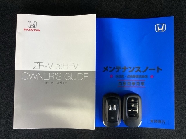 スマートキーは鍵をバッグに入れたままでもドアロックの開閉やエンジンのON・OFFができます。夜間や雨の日も鍵を探さなくて良いので便利です。